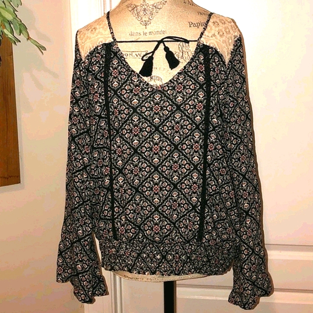 Adorable lace shoulder and back xhilaration top